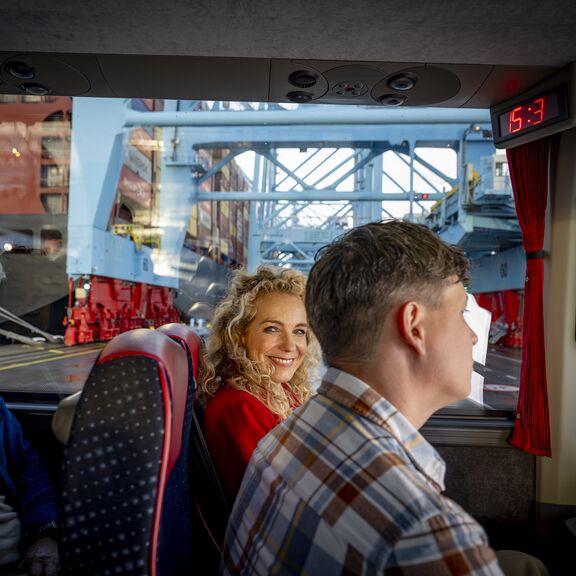 Mensen aan boord van de rondrit van Portlantis