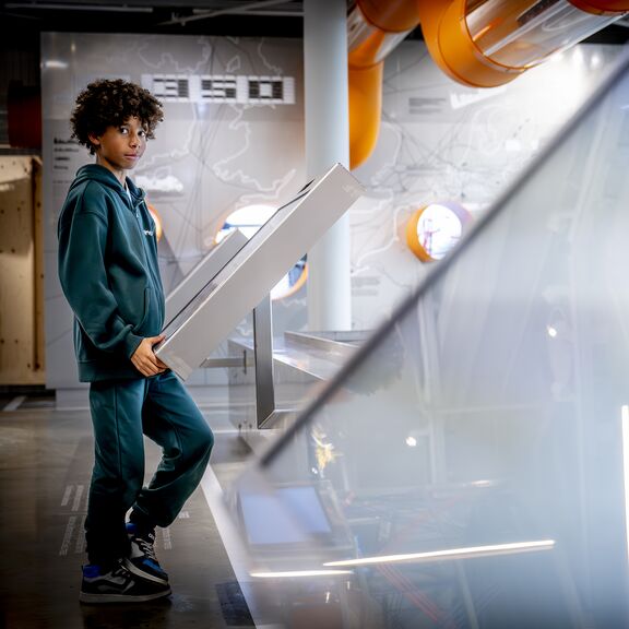 Jongen speelt met chemieset in Portlantis