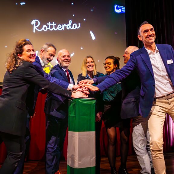Met een druk op de knop wordt de samenwerking Rotterdam. Make It Happen. verlengd