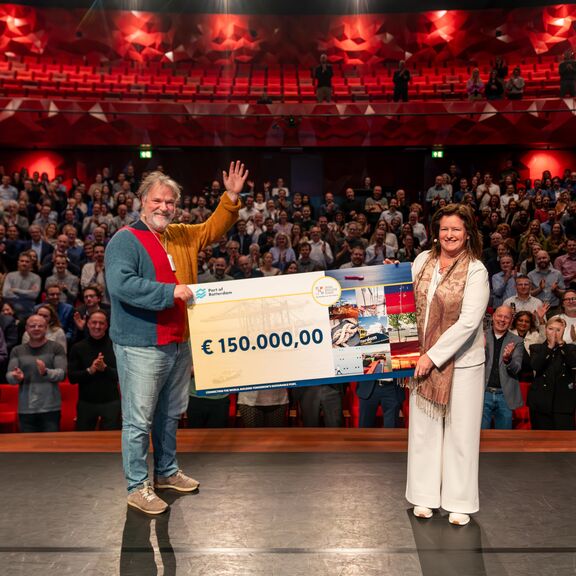 Vivienne de Leeuw rijkt de cheque uit aan JEF