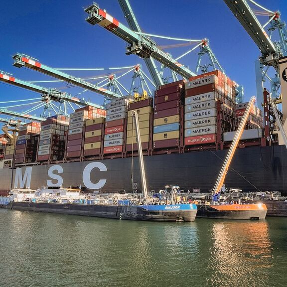 MSC schip ligt te bunkeren aan de kade