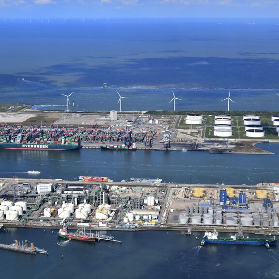 Luchtfoto chemiebedrijven in de haven