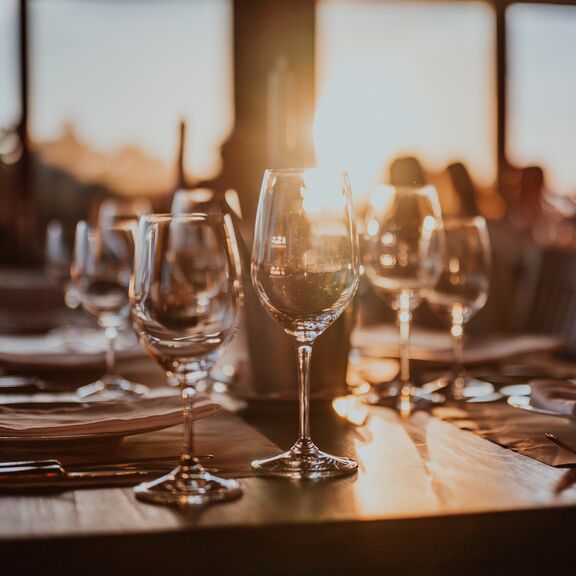 Uitzicht met zonsondergang in een restaurant