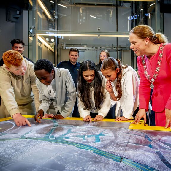 Burgermeisterin Carol Schouten mit Kinder im Portlantis