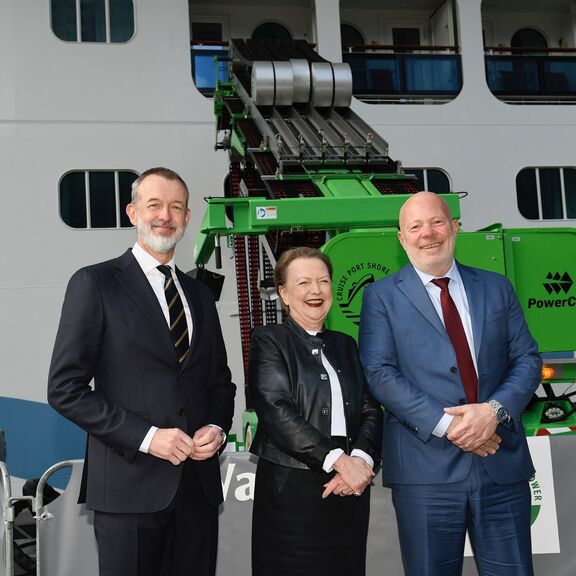 从左至右：鹿特丹港务局首席执行官席宝龙（Boudewijn Siemons）、鹿特丹邮轮港/邮轮港岸电公司执行董事Mai Elmar、鹿特丹市副市长Robert Simons。照片：Mirjam Lens