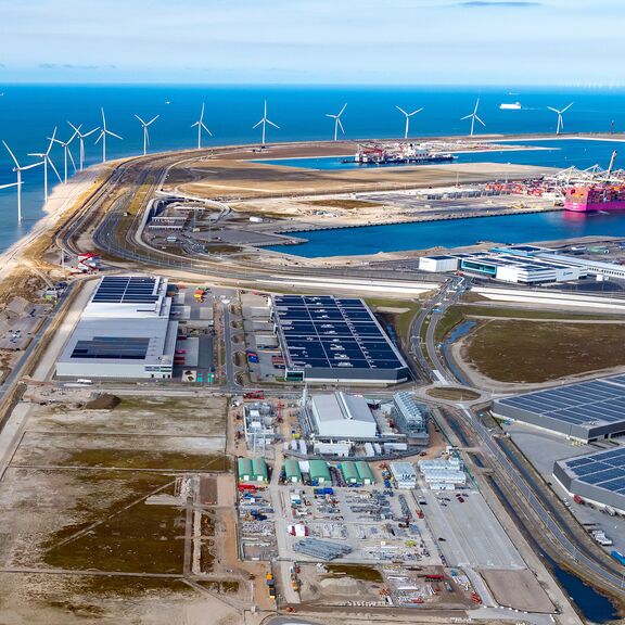 Maasvlakte 2 met het conversiepark en Portlantis op de voorgrond