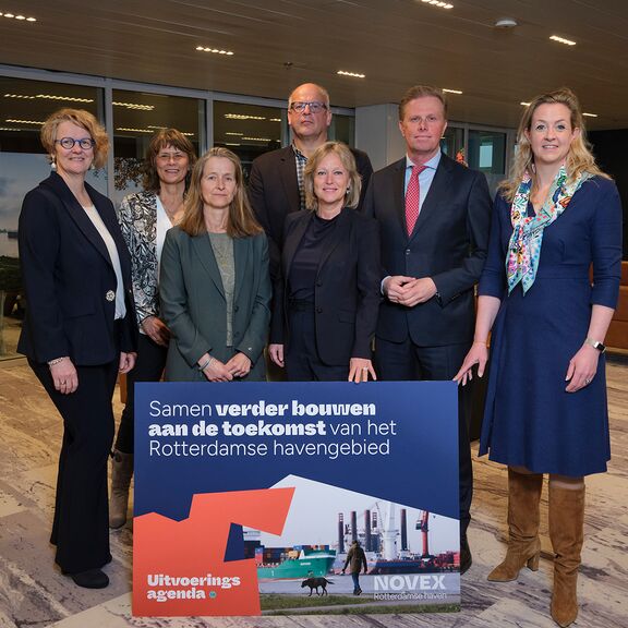 Vlnr: Marjolein Jansen (dg Ruimtelijke Ordening, ministerie van VRO), Rosita Thé (Directeur DCMR), Marion Smit (dg Luchtvaart en Maritieme Zaken (DGLM) ministerie van IenW), Wolter Leiseboer (Regioambassadeur Zuid-West, ministerie van KGG), Wethouder Chan