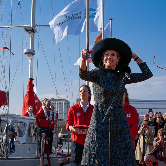 Koningin Maxima doopt SRS Janet Taylor in Rotterdam