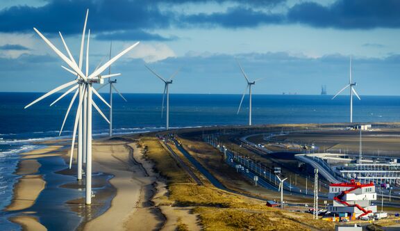Portlantis vanuit de lucht gezien met de windmolens van Maasvlakte 2
