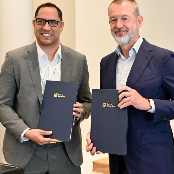 De ondertekening vond plaats op de World Hydrogen Summit: Gautam Reddy Kumbam, CEO, AM Green Ammonia (l), Boudewijn Siemons, CEO, Havenbedrijf Rotterdam (r)