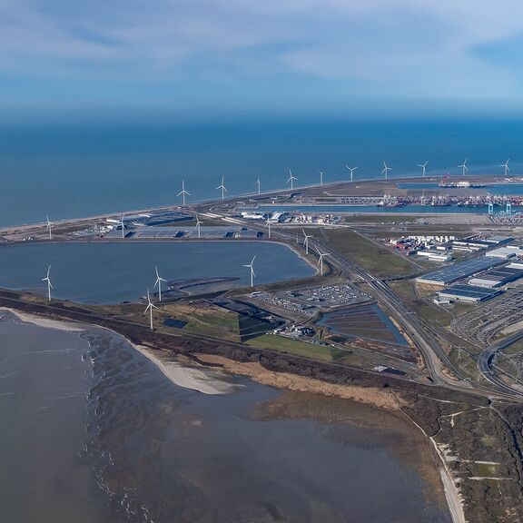 De maasvlakte vanuit de lucht gezien