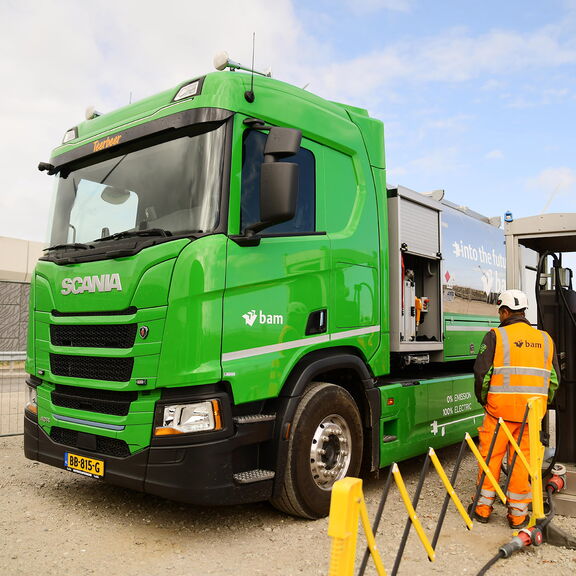 Een elektrische kleefwagen van BAM bij een snellader. Foto: Danny Cornelissen