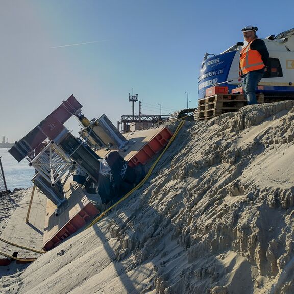 De zogenoemde 'trekproef' van ankerpalen aan de Dintelhaven. Foto: Havenbedrijf Rotterdam
