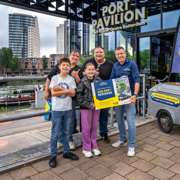 Voor de familie Melchior was het een grote verrassing om de 200.000ste bezoeker te zijn. Foto: Marc Nolte
