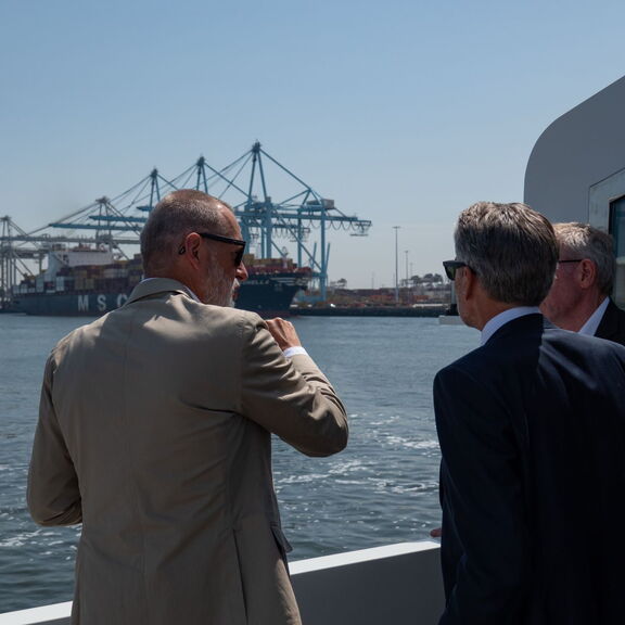 Havenbedrijf Rotterdam CEO Boudewijn Siemons (links), minister-president Dick Schoof (midden) & Deltalinqs voorzitter Victor van der Chijs (rechts) tijdens het bezoek van de minister-president aan de Rotterdamse haven.