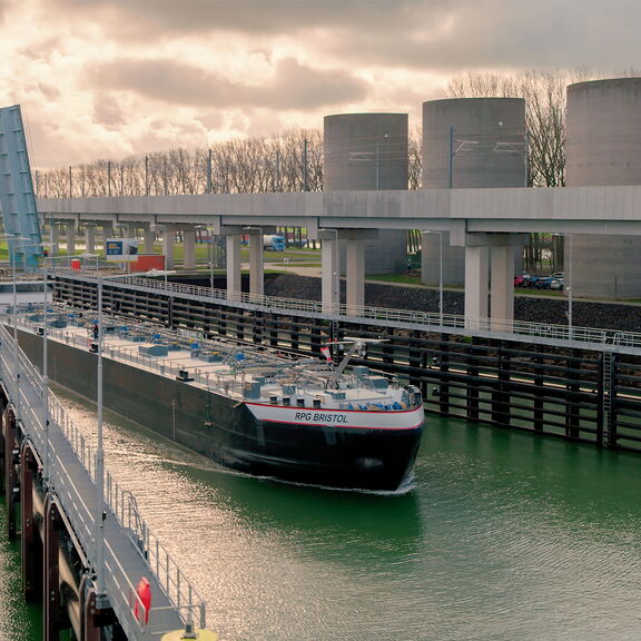 Binnenvaartschip vaart door Rozenburgsesluis