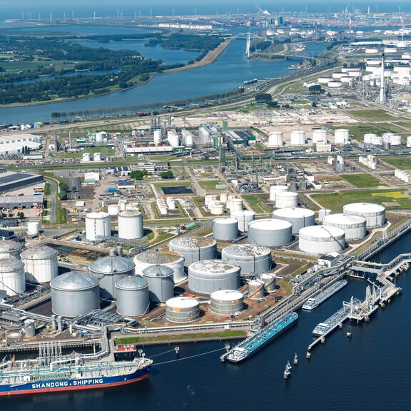 Europoort met daarachter Maasvlakte 1 & 2 gezien vanuit de lucht