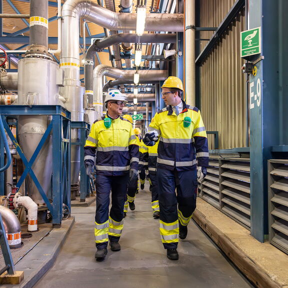 Minister Karremans van Economische Zaken tijdens een werkbezoek aan Nobian