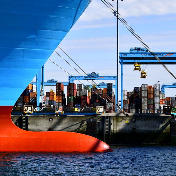 Containerschip ligt aan de kade