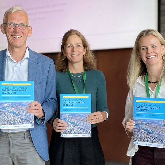 Axel Pel (DCMR), Carla Jong (Deltalinqs) en Johanneke van Steenbergen (Havenbedrijf Rotterdam) met de handreiking. Foto: Kim Huisman