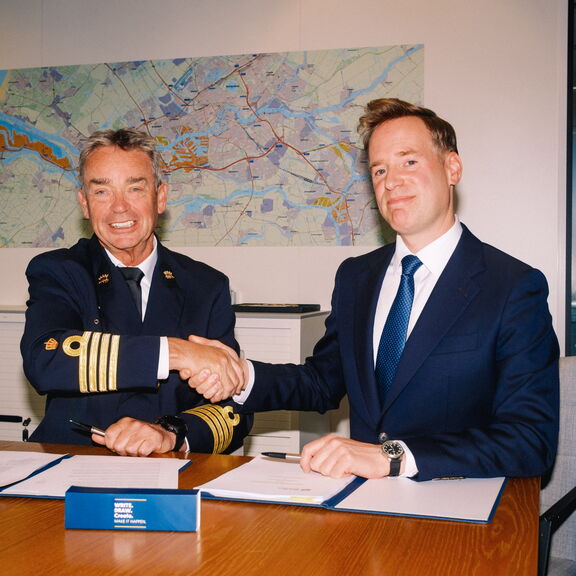 Rijkshavenmeester René de Vries en Wietse van der Werf (oprichter en CEO van de Sea Ranger Service) bij de ondertekening van de overeenkomst. Foto: Havenbedrijf Rotterdam