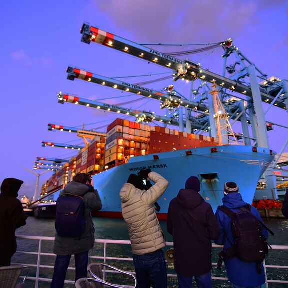 Portlantis rondvaart fotografen maken foto's van schip bij avond