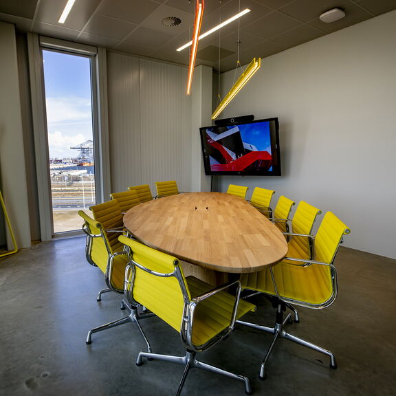 Een lege yellow room in Portlantis in vergaderopstelling
