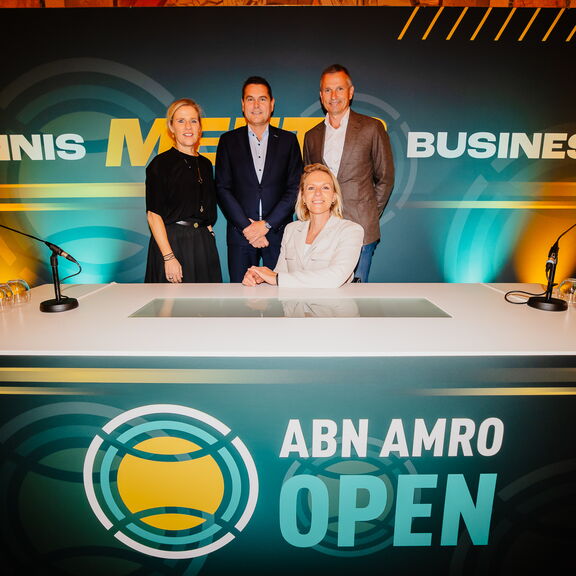 Bewindslieden poseren voor de ondertekening van de overeenkomst