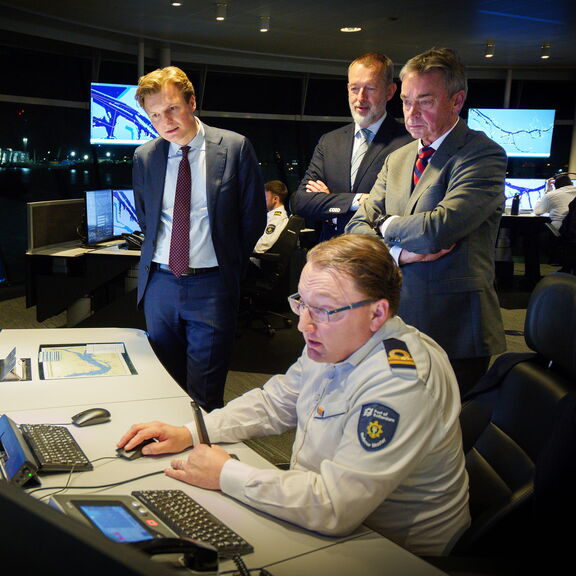 Foto: Staand van links naar rechts: Ruben Brekelmans (Minister van Defensie), Boudewijn Siemons (CEO Havenbedrijf Rotterdam), René de Vries (Havenmeester Rotterdam), foto: Lex van Lieshout