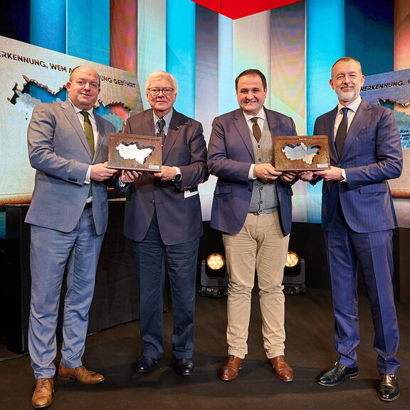 从左至右：杜伊斯堡港务集团首席执行官Markus Bangen、布罗斯特基金会主席Bodo Hombach、北威州联邦与欧洲事务、国际事务及媒体部长Nathanael Liminski、鹿特丹港务局首席执行官席宝龙