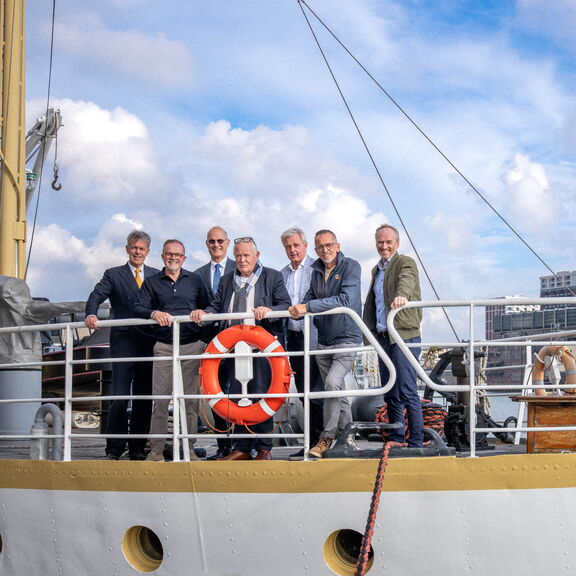 Gezelschap op schip in de haven