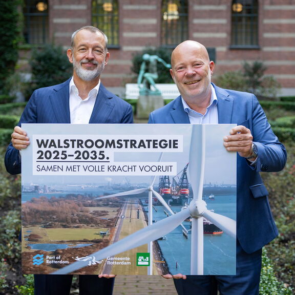 Boudewijn Siemons (CEO Havenbedrijf Rotterdam) en Robert Simons (havenwethouder gemeente Rotterdam) presenteren de nieuwe walstroomstrategie. Foto: Gemeente Rotterdam