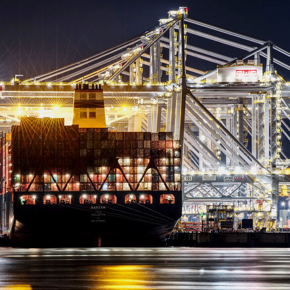 Schip langs de kade met lichtjes