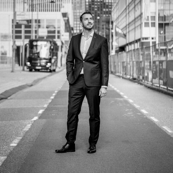 <strong> Steffen Bauer </strong>