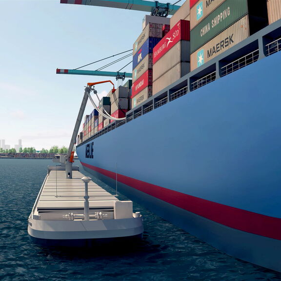 Klein bunkerschip levert brandstof aan een groot containerschip.
