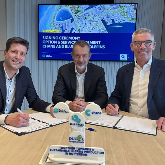 Unterzeichnungszeremonie Chane und Blue Circle Olefins. Von links nach rechts: Ralph Koekkoek (CEO Blue Circle Olefins), Boudewijn Siemons (CEO Port of Rotterdam Authority) und Fabian Ziegler (CEO Chane).
