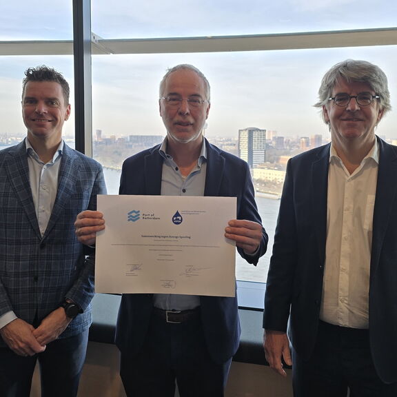 V.l.n.r. Marijn van Schoote (directeur Ferm Zeehavens), Willem-Henk Streekstra (directeur VOTOB), Ronald Backers (adviseur Business Intelligence Havenbedrijf Rotterdam)