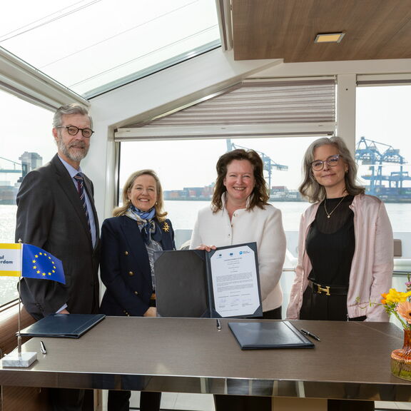 V.l.n.r. Robert de Groot (Vice-President EIB), Nadia Calviño (President EIB), Vivienne de Leeuw (CFO Havenbedrijf Rotterdam), Cecilia Thorfinn (Acting Head of the European Commission Representation to the Netherlands)