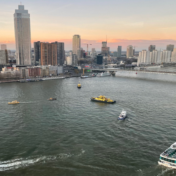 Veel schepen varen door de Erasmusbrugzone