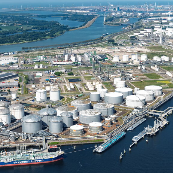 Europoort, met OCI op de voorgrond, gezien richting het westen.