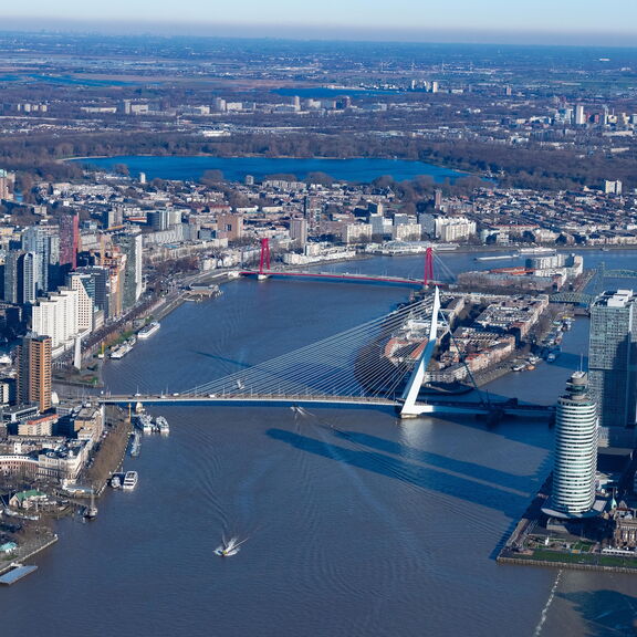 De skyline van Rotterdam met rechts het World Port Center op de Kop van Zuid