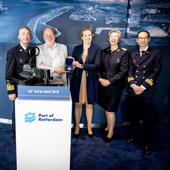 René de Vries (Havenmeester), Robert Simons (locoburgemeester), Berte Simons (COO Havenbedrijf Rotterdam), Miranda Sagel (Manager HCC) en Aldert Kap (Teamleider HCC) bij de opening van het nieuwe HCC. Foto: Robin Utrecht