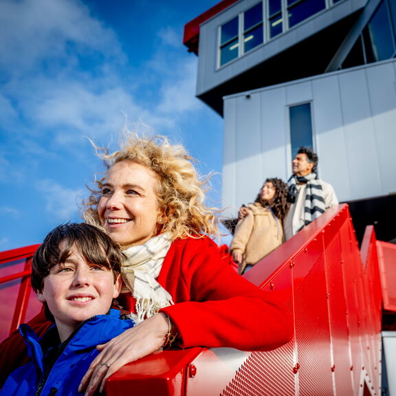 Moeder met kind op de trappen van Portlantis