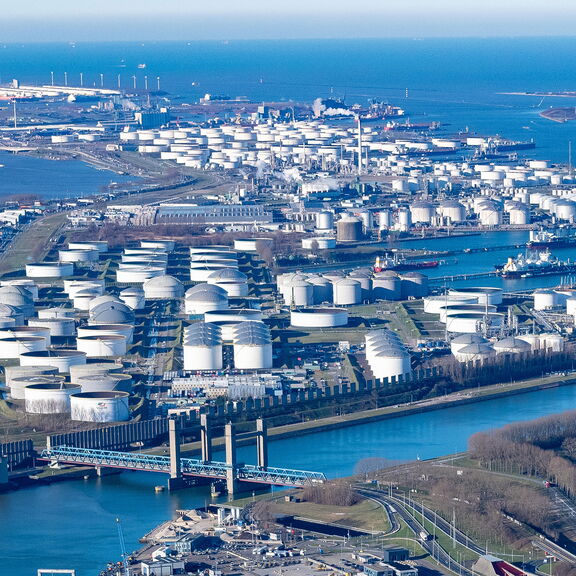 Luchtfoto van de Vitol-raffinaderij VPR