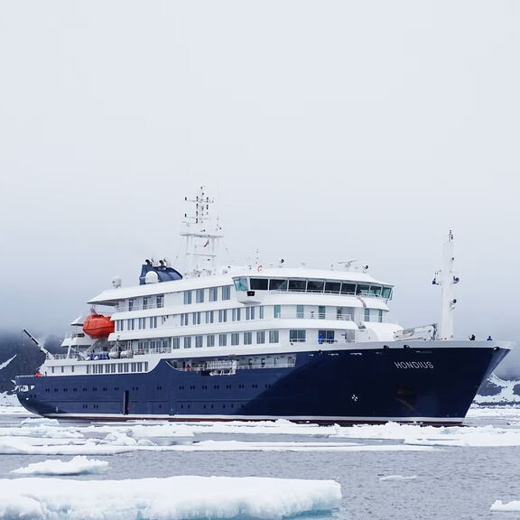 De m/v Hondius varend in de poolcirkel