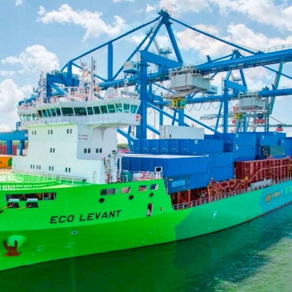 De Eco Levant van X-Press Feeders in de Rotterdamse haven