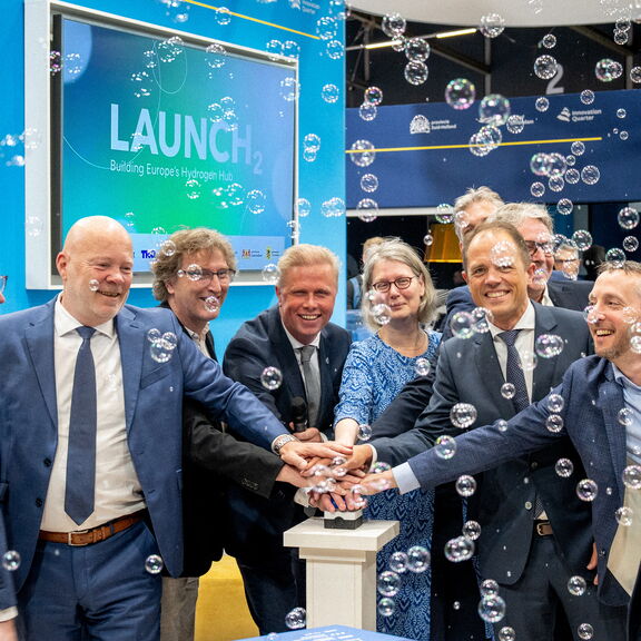 Mensen drukken op de knop voor de lancering van Launch2