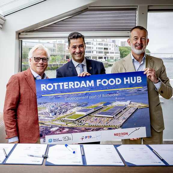 Van links naar rechts: Gerard van Liempt (CEO Necron Group), Guillermo Misiano (CEO PTP Group), Boudewijn Siemons (CEO Port of Rotterdam Authority) | Foto: Robin Utrecht